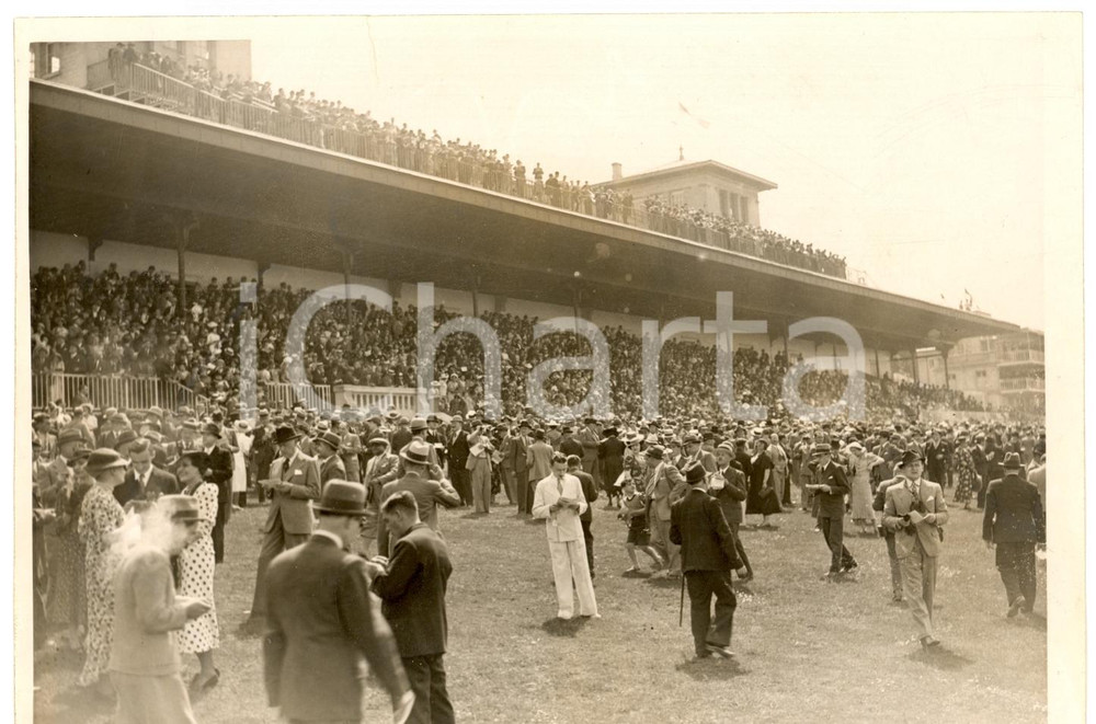 Fotografia d epoca originale 1937 CHANTILLY F IPPICA  Tribune affollate per il PRIX DE DIANE Foto 1