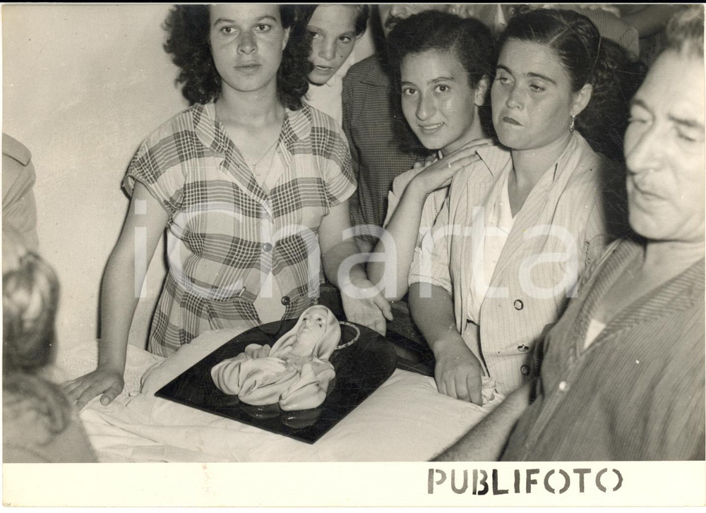1953 SIRACUSA Fedeli presso la Madonna piangente di Antonietta GIUSTO *Foto