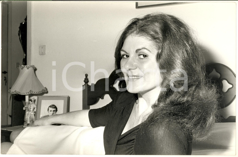 1975 ca COSTUME Moglie di Tebaldo MARTINENGO CESARESCO in camera da letto (2) 