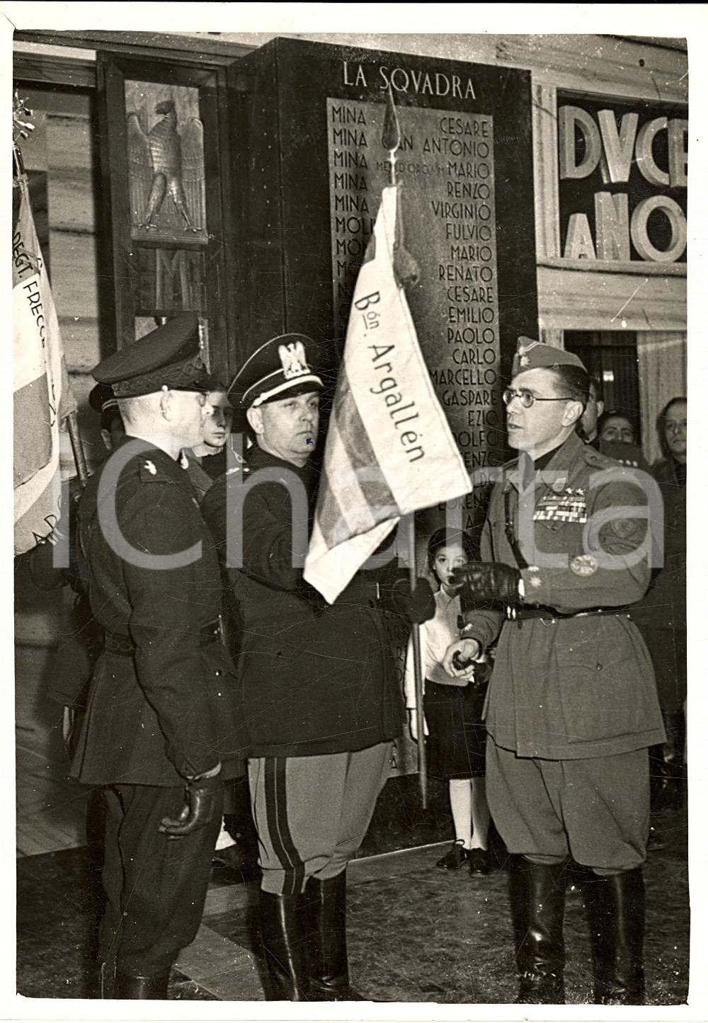Fotografia d'epoca originale 1940 ca MILANO Vessillo frecce azzurre ARGALLEN a gruppo D'ANNUNZIO *Fotografia 1
