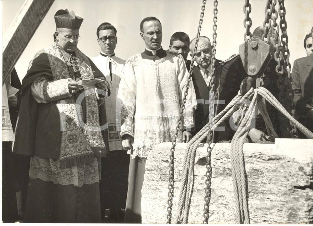 1956 ROMA Posa prima pietra Collegio Spagnolo - Card. BenjamÃ­n ARRIBA Y CASTRO  Fotografia d'epoca con didascalia coeva.  CONDIZIONI: G FORMATO: 18x13 cm     originale e autentica 1