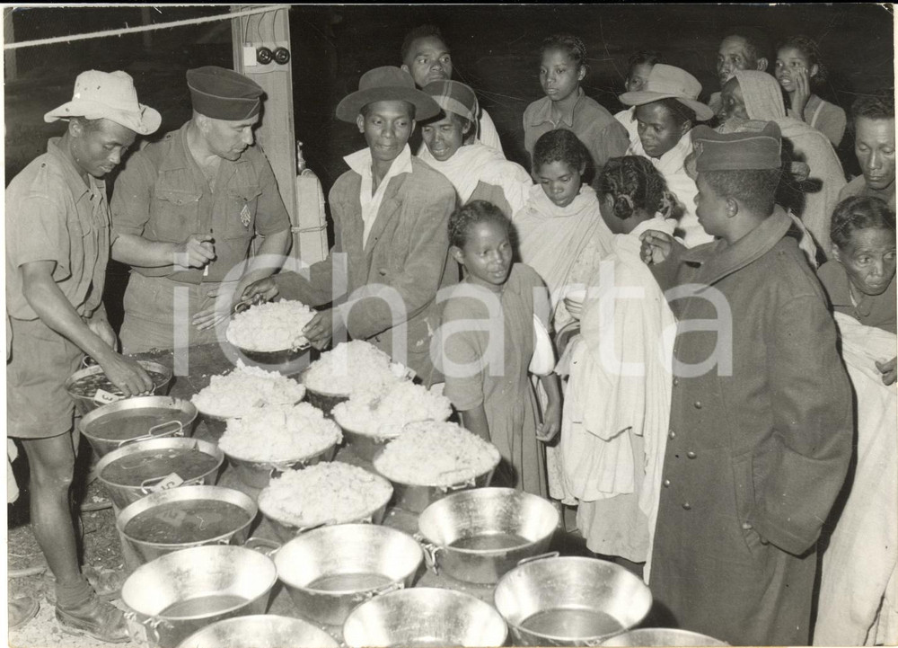 1959 BETONGOLO (MADAGASCAR) Distribuzione di cibo per gli alluvionati - Foto