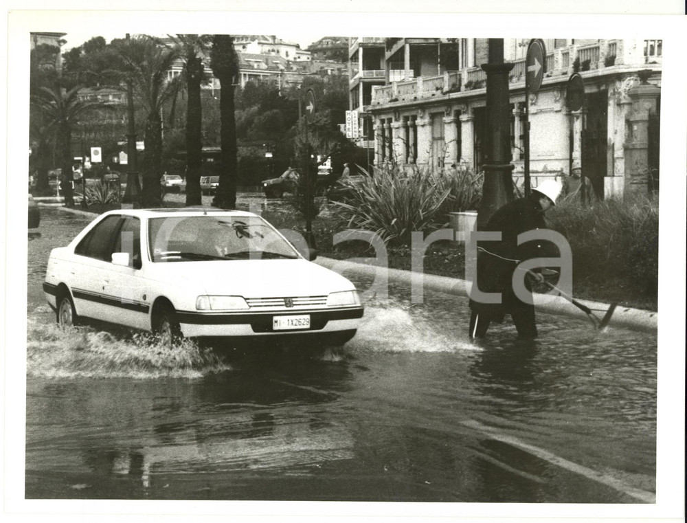 Fotografia d epoca originale 1990 ca GENOVA  PEUGEOT attraversa strada allagata davanti a un poliziotto 1