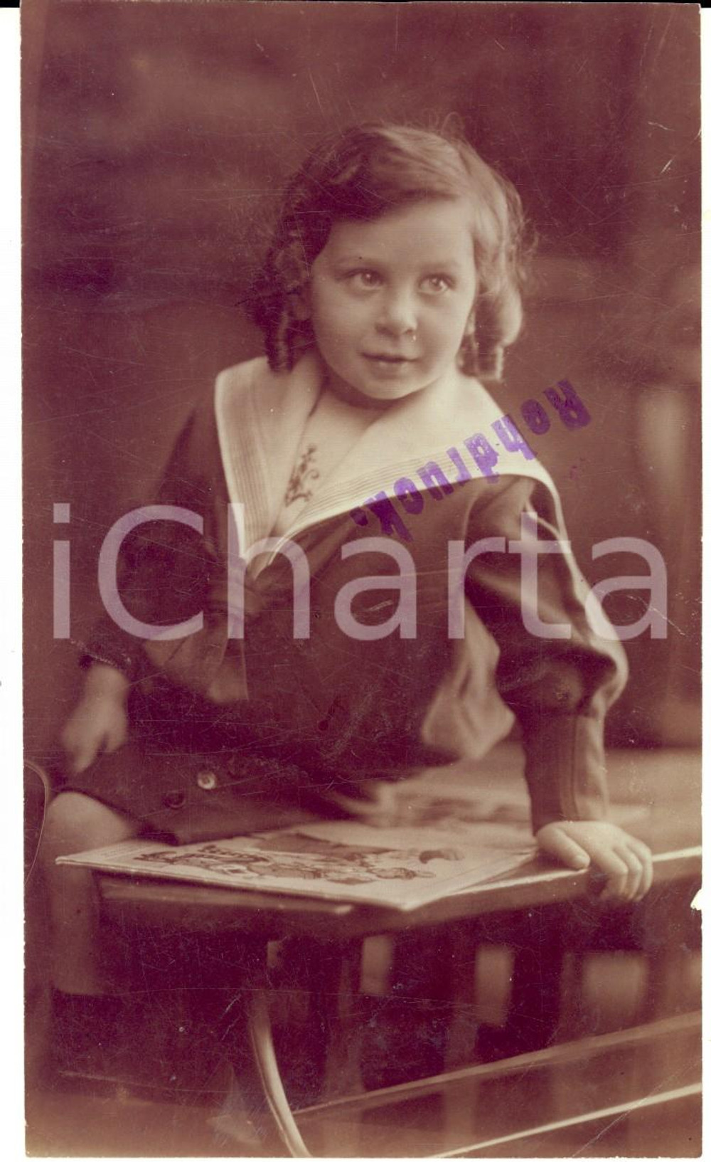 Fotografia d epoca originale 1930 ca GERMANY Ritratto di marinaretta con album Foto ROHDRUCK VINTAGE 10x17 1