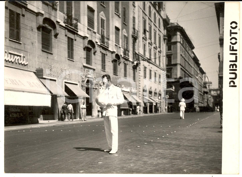 Luglio 1955 ROMA Vigile urbano sofferente per il caldo - Foto ARTISTICA 18x13