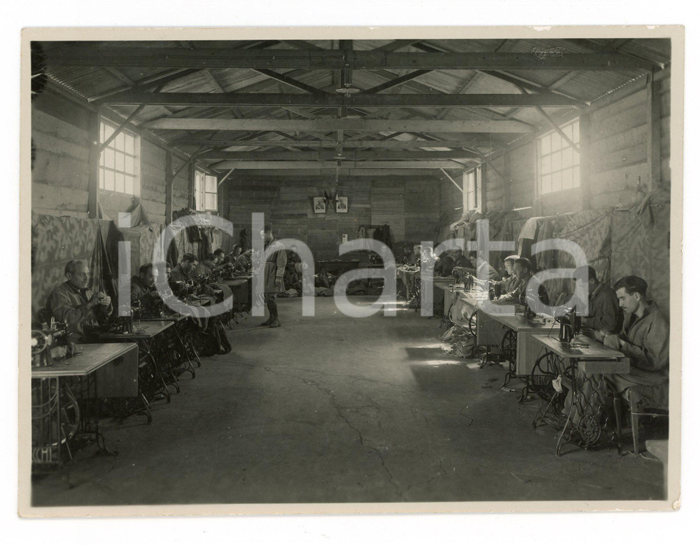 Fotografia d epoca originale 1939 AOI ASMARA Laboratorio di sartoria  Militari coloniali al lavoro  Foto 1