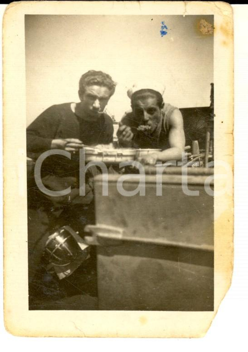 Fotografia d epoca originale 1943 WW2 LIVORNO Torpediniera TIFONE Soldati al rancio  Foto DANNEGGIATA 10x6 1