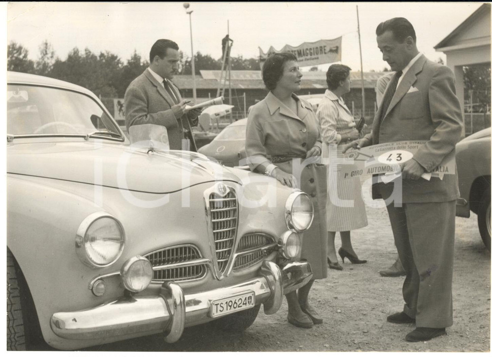 1954 MONZA AUTOMOBILISMO GIRO ITALIA Bianca Maria PIAZZA su ALFA 1900 - Foto  Fotografia d'epoca con didascalia coeva al verso.   CONDIZIONI: FAIR (lievi sovraimpressioni e piegatura angolare) FORMATO: 18x13 cm     originale e autentica 1