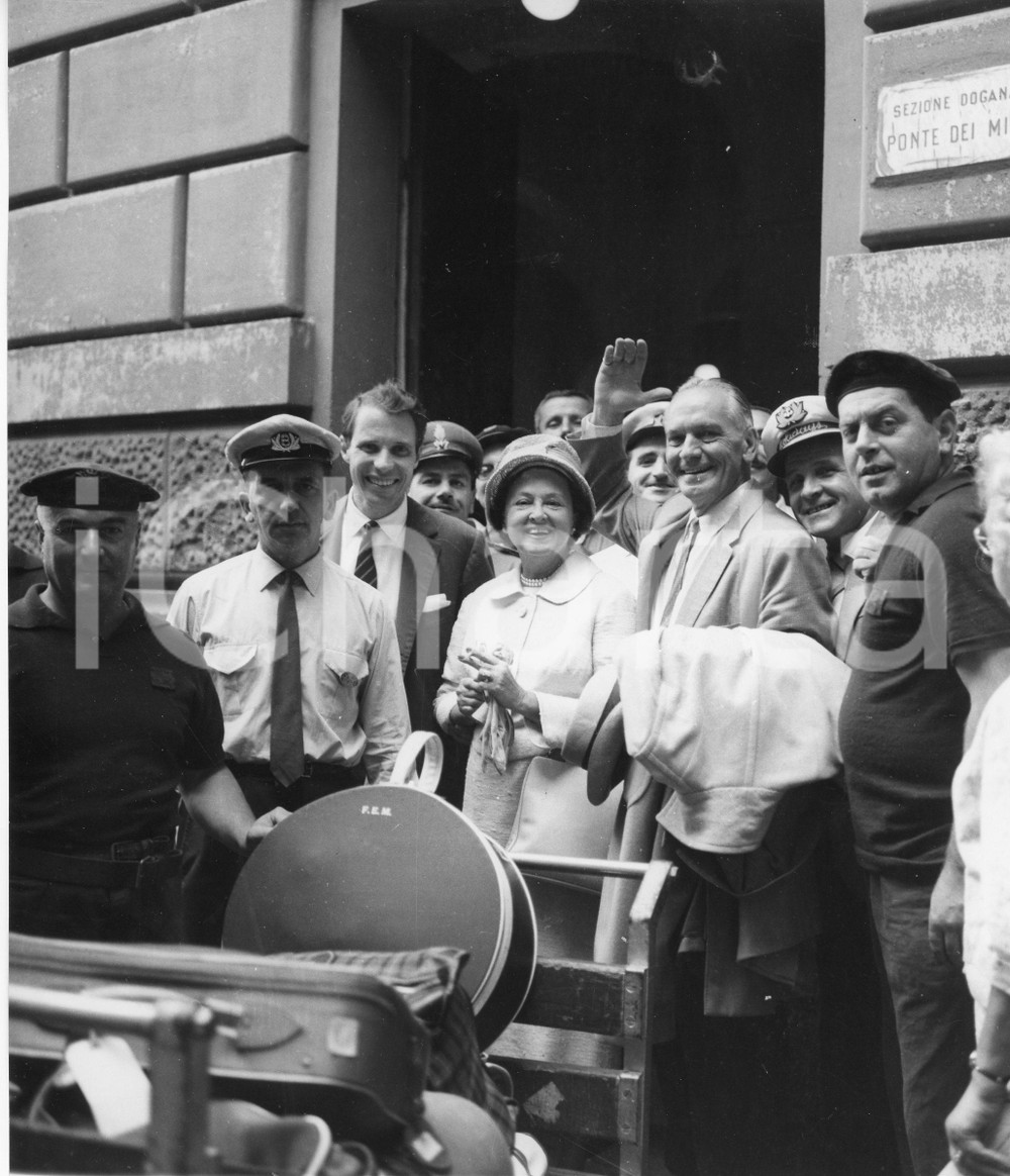 1960 GENOVA Arrivo Fredric MARCH e Florence ELDRIDGE (3) Foto vintage 18x21 cm 1960Fotografia vintage rara d'epoca.Timbro archivio Publifoto Genova al verso.FORMATO: 18x21 cm CONDIZIONI: G ICHARTA mette in vendita le stampe vintage della collezione Publifoto Genova, per la maggior parte inedita o in tiratura di pochi esemplari. Si tratta di un'ottima opportunit&agrave; di investimento per i collezionisti di fotografie d'epoca.    originale e autentica 1