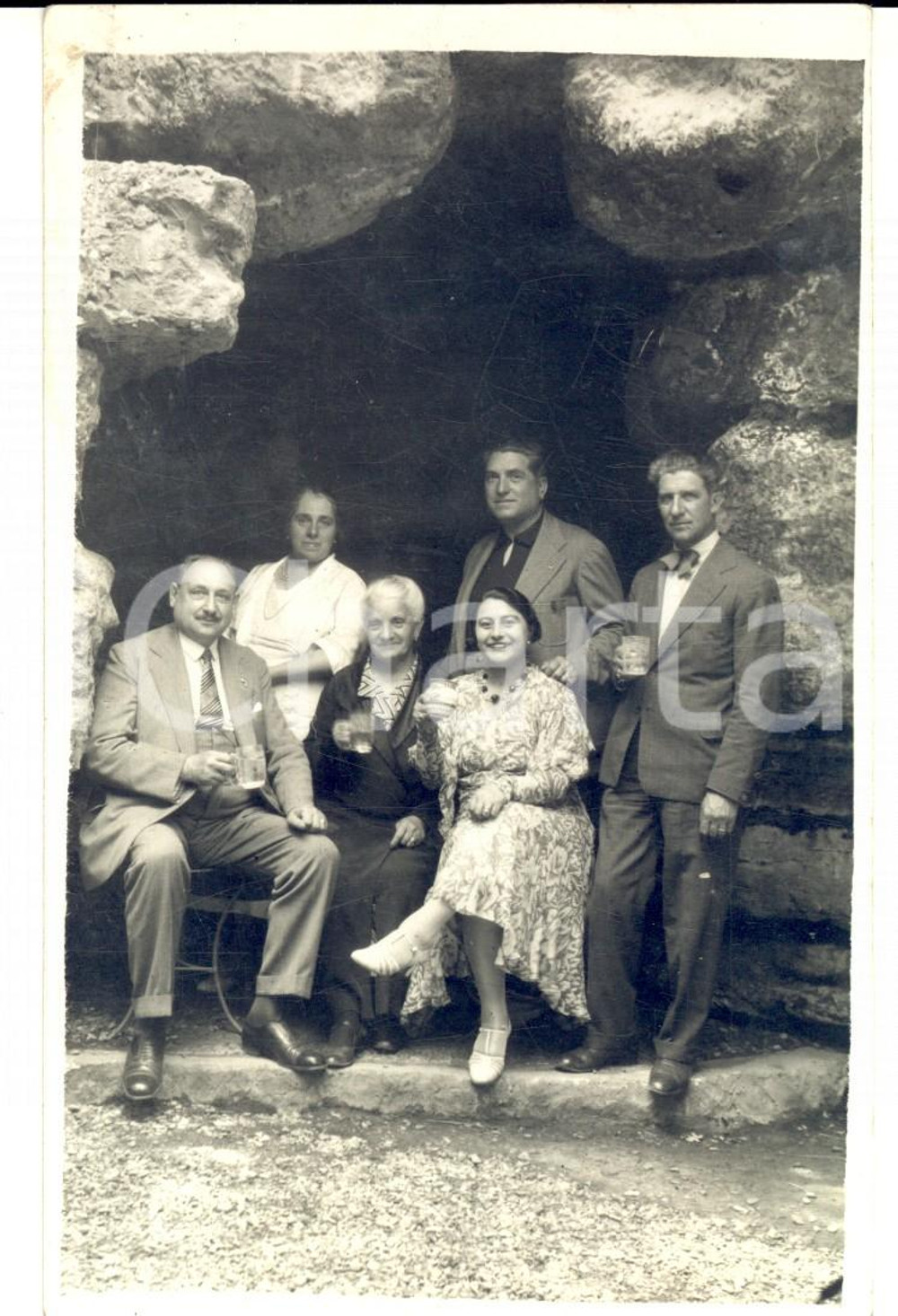 Fotografia d epoca originale 1940 ca BOARIO TERME ? Famiglia posa davanti a una grotta Foto cartolina 1