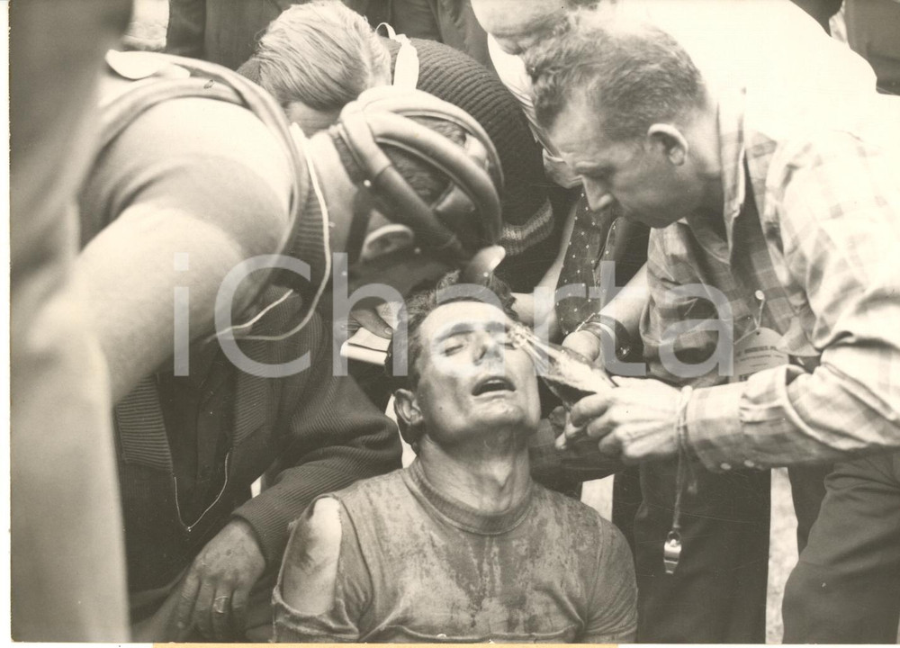 1954 CYCLISME BORDEAUX-PARIS Bernard GAUTHIER vainqueur se blesse à son arrivée