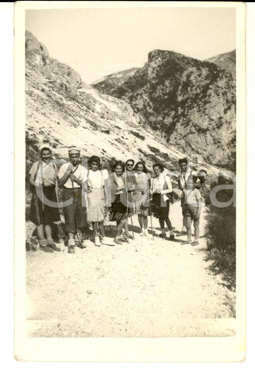 Fotografia d epoca originale 1930 ca PIEMONTE ? Gruppo di escursionisti a riposo Foto cartolina VINTAGE 1