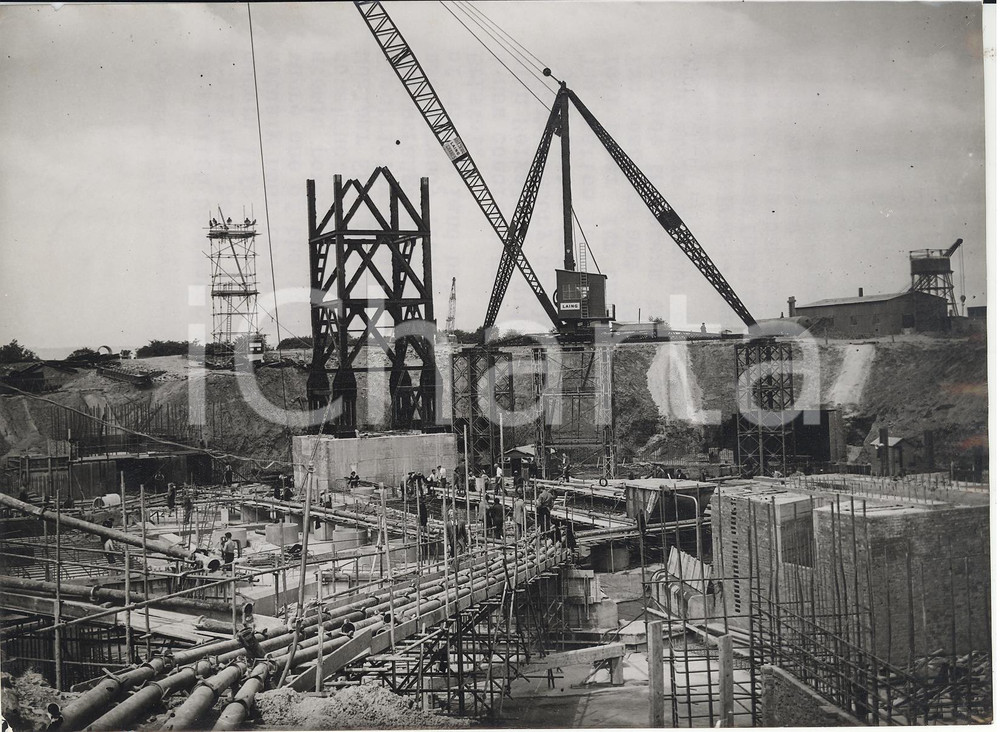 Fotografia d epoca originale 1957 BERKELEY Nuclear power station  Men work in a maze of scaffolding Photo 1