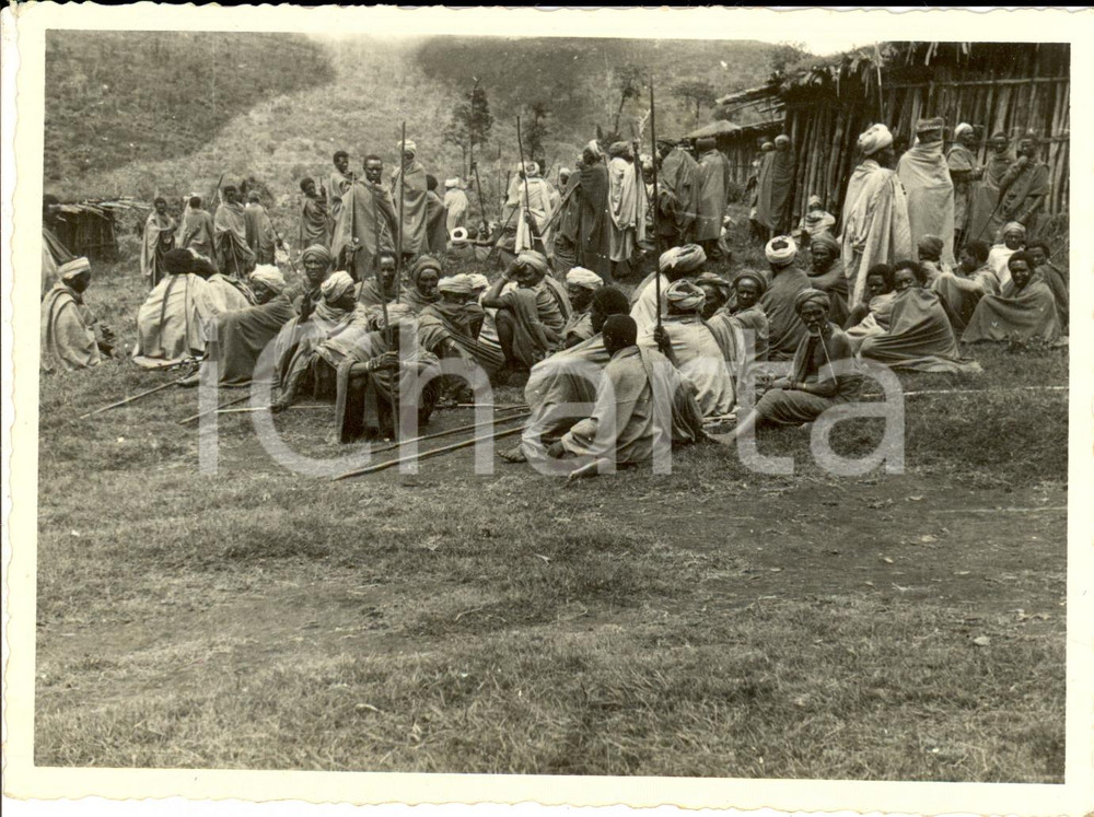 Fotografia d epoca originale 1938 AOI ETIOPIA Guerrieri SIDAMA presso le capanne Foto 11x8 1
