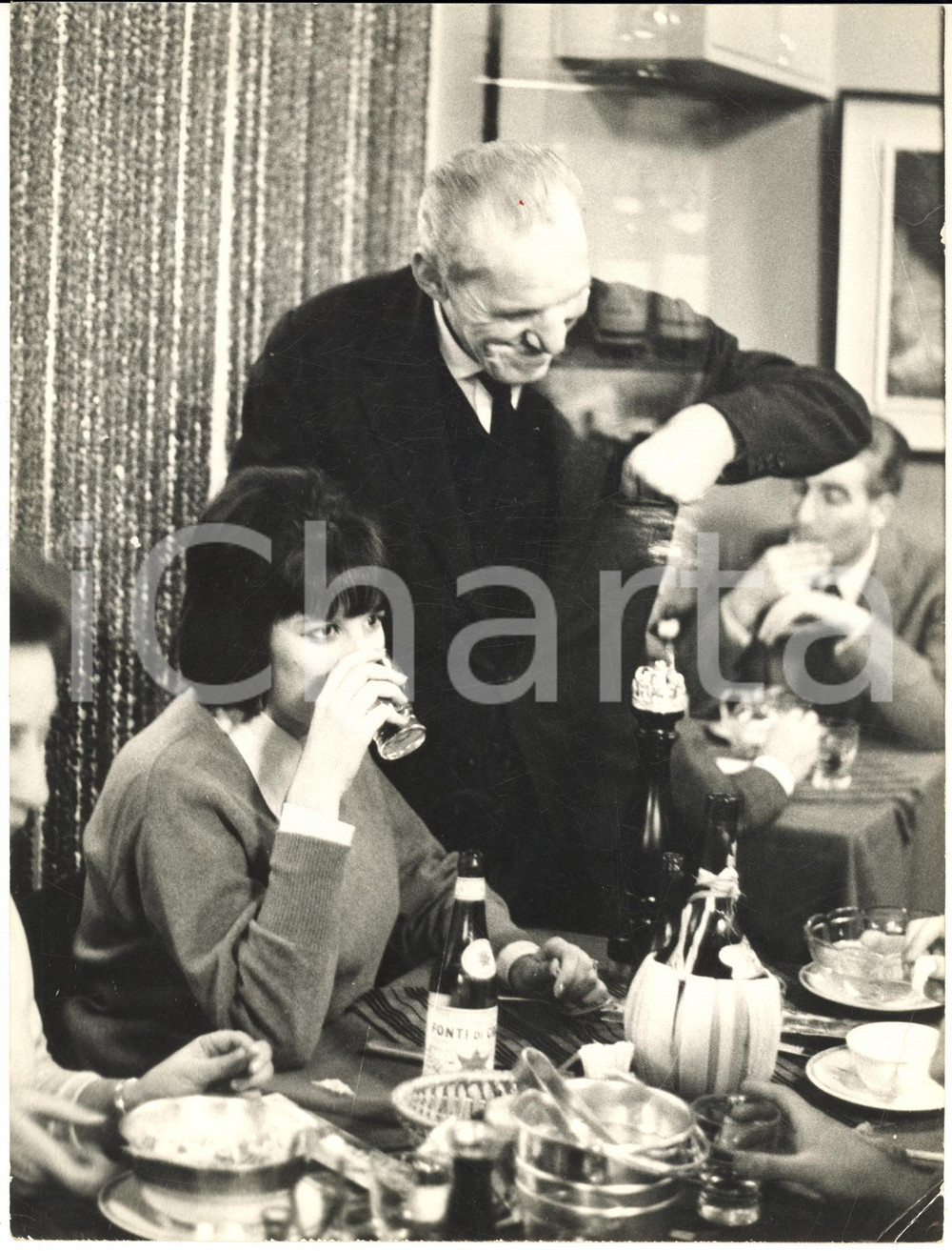 1963 MILANO La cantante MINA a cena al ristorante - Foto 18x24 cm