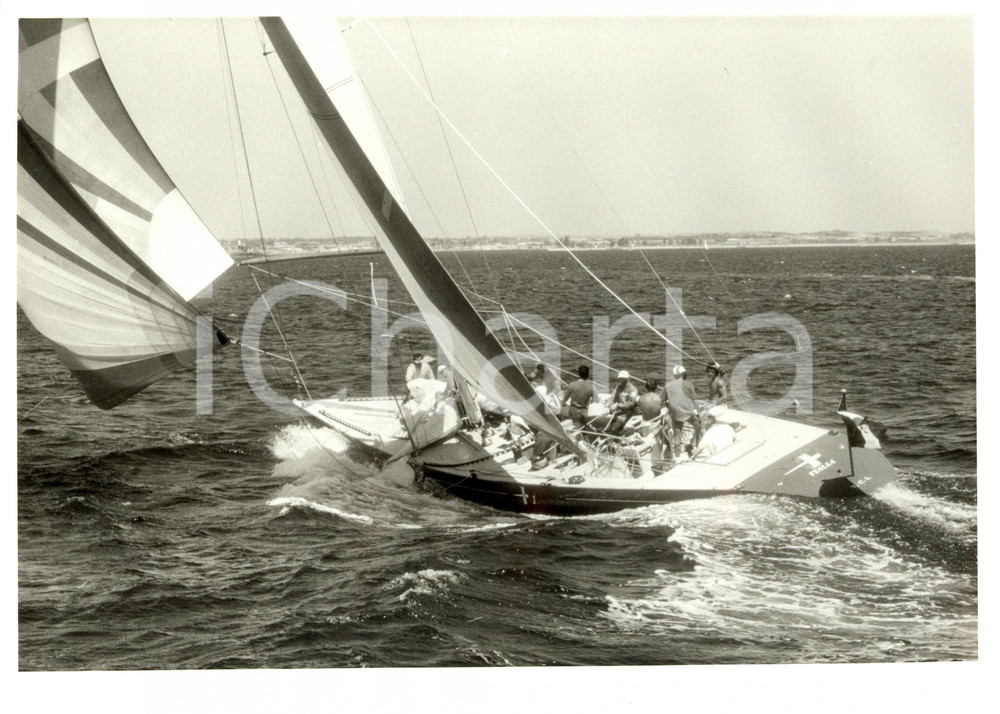 Fotografia d epoca originale 1986 VELA Imbarcazione ITALIA in navigazione Yacht Club Italiano REGATTA 30x24 1