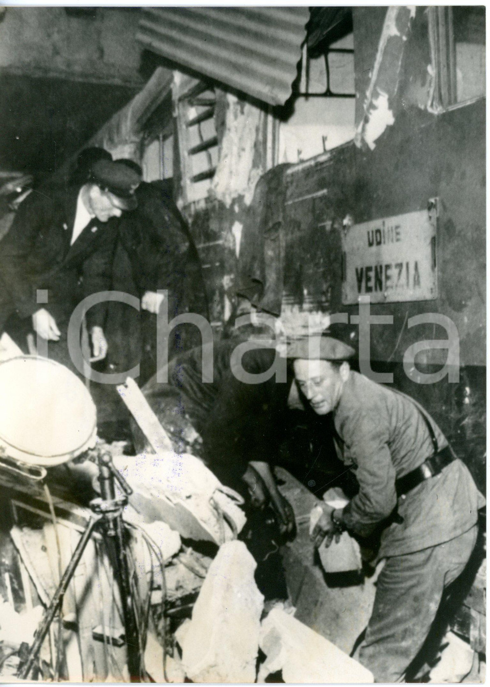 1962 Stazione di VENEZIA - Incidente treno da Udine -  Poliziotto tra le macerie