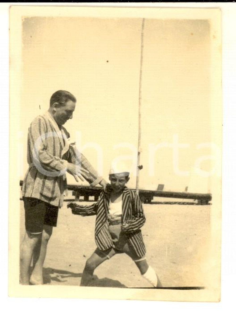 Fotografia d epoca originale 1924 LIGURIA Giochi tra padre e figlio in spiaggia Foto VINTAGE 6x8 cm 1