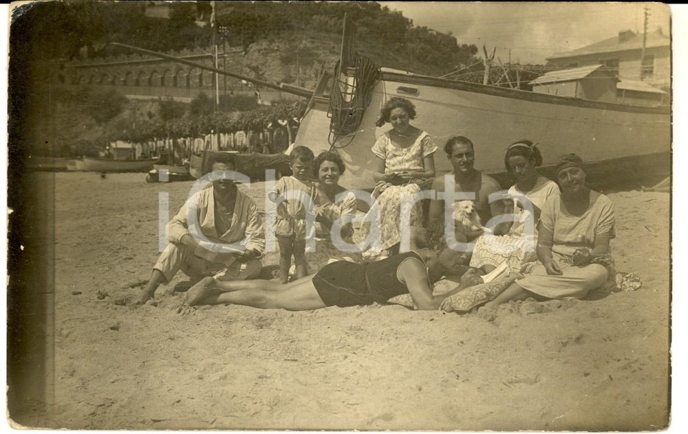 Fotografia d epoca originale 1920 ca LIGURIA Ritratto di famiglia in spiaggia Foto cartolina VINTAGE 1