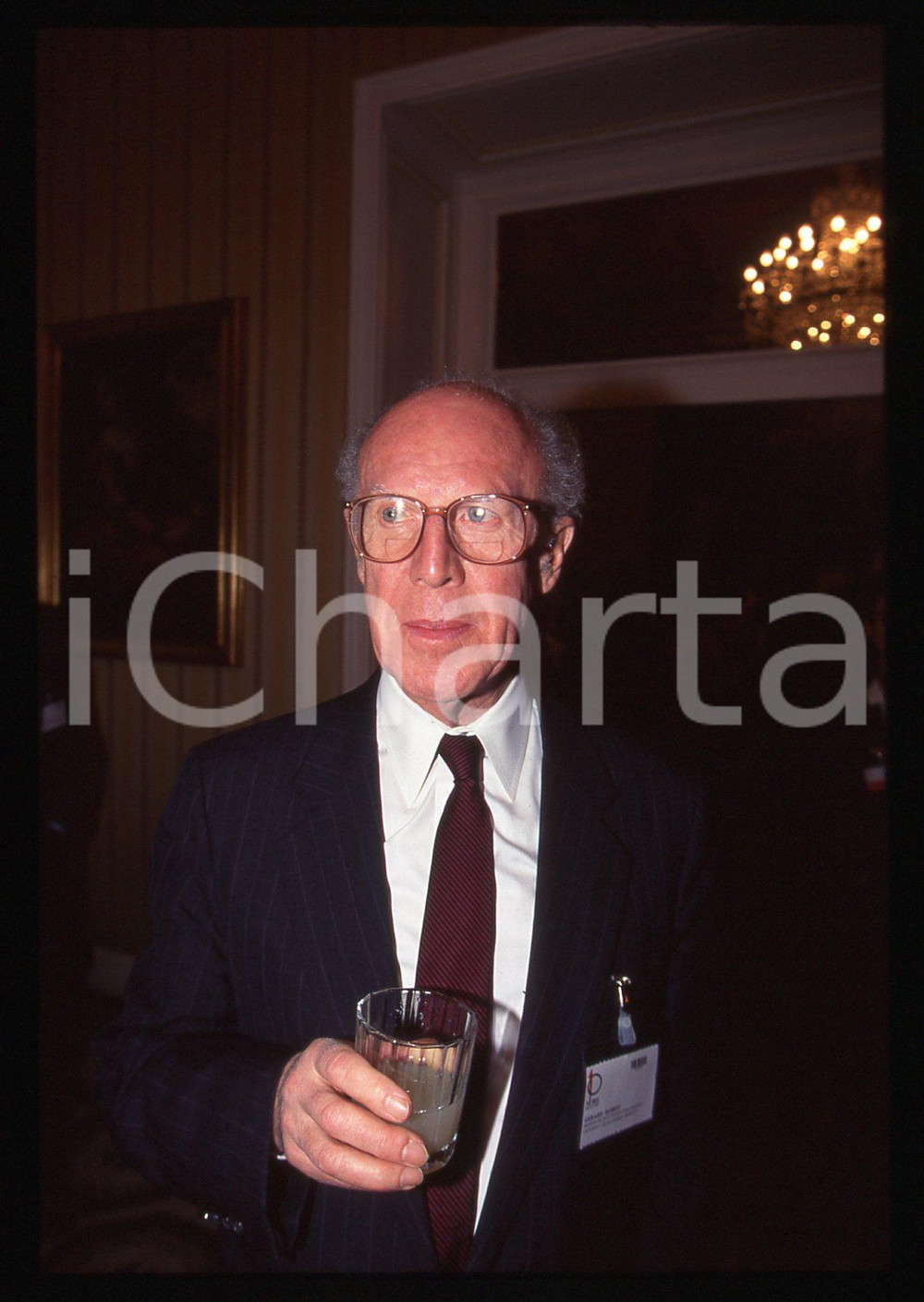 35mm vintage slide* 1994 MILANO Gérard DEBREU al convegno DIECI NOBEL Ritratto 6  Diapositiva d'epoca, in formato 35 mm. La diapositiva illustra la quarta edizione del convegno "Dieci Nobel per il futuro", svoltasi a Milano presso il Centro Congressi Fondazione Cariplo nel dicembre 1994.  CONDIZIONI: GOOD Tutti i diritti riservati.E' severamente vietata la riproduzione. ICharta mette in vendita, sul negozio eBay e in esclusiva sul sito "icharta" il proprio archivio composto da numerose diapositive e negativi fotografici d'epoca, tutti originali e autentici, che attraversano la storia del costume italiano tra gli la fine degli anni Sessanta e Novanta.Si tratta di uno sguardo inedito sull'attualit&agrave;, la politica, la vita quotidiana, il gossip e la cultura, che fotografa il cambiamento della nazione in quest'ultimo scorcio del XX secolo. Un'occasione unica per il mercato del collezionismo, che vede finalmente disponibile un archivio eccezionale per vastit&agrave;, tematiche e condizioni, in un settore (il negativo fotografico e la diapositiva) di assoluta novit&agrave; e dalle interessanti prospettive di investimento.New layer...  originale e autentica 1