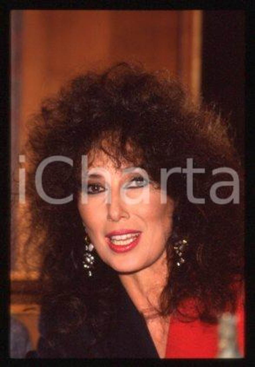 35mm vintage slide* 1990 ca CINEMA Luisa KULIOK Actress (61)  Diapositiva d'epoca, in formato 35 mm.CONDIZIONI: GOODE' severamente vietata la riproduzione. Tutti i diritti sono riservati.Nella diapositiva ICharta mette in vendita, sul negozio eBay e in esclusiva sul sito "icharta" il proprio archivio composto da numerose diapositive e negativi fotografici d'epoca, tutti originali e autentici, che attraversano la storia del costume italiano tra gli la fine degli anni Sessanta e Novanta.Si tratta di uno sguardo inedito sull'attualit&agrave;, la politica, la vita quotidiana, il gossip e la cultura, che fotografa il cambiamento della nazione in quest'ultimo scorcio del XX secolo. Un'occasione unica per il mercato del collezionismo, che vede finalmente disponibile un archivio eccezionale per vastit&agrave;, tematiche e condizioni, in un settore (il negativo fotografico e la diapositiva) di assoluta novit&agrave; e dalle interessanti prospettive di investimento.  GOOD/buono   originale e autentica 1