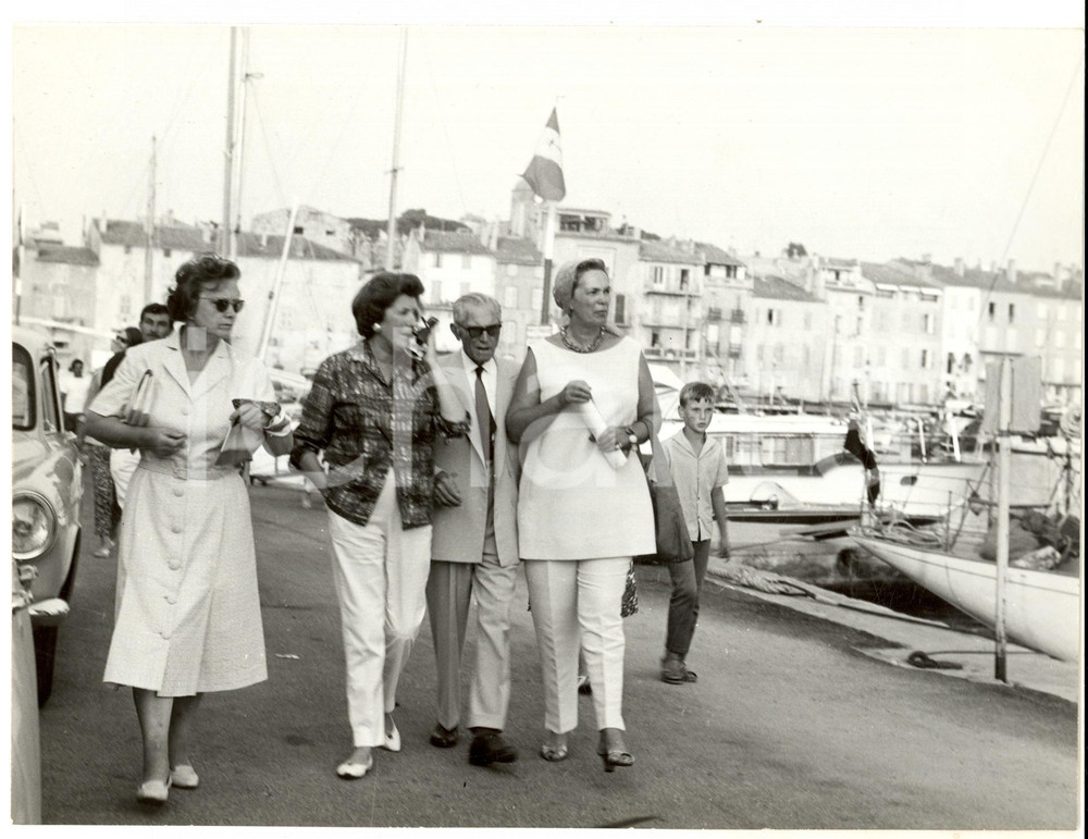 Fotografia d epoca originale 1960 ca COSTA AZZURRA NobiltÃ  a passeggio sul molo Fotografia 24x18 cm 1