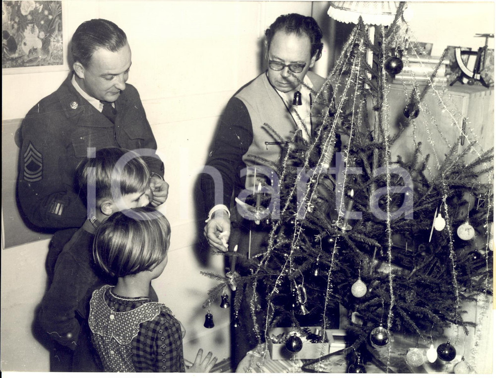 1953 GERMANY American soldiers celebrate Christmas with German families - Photo