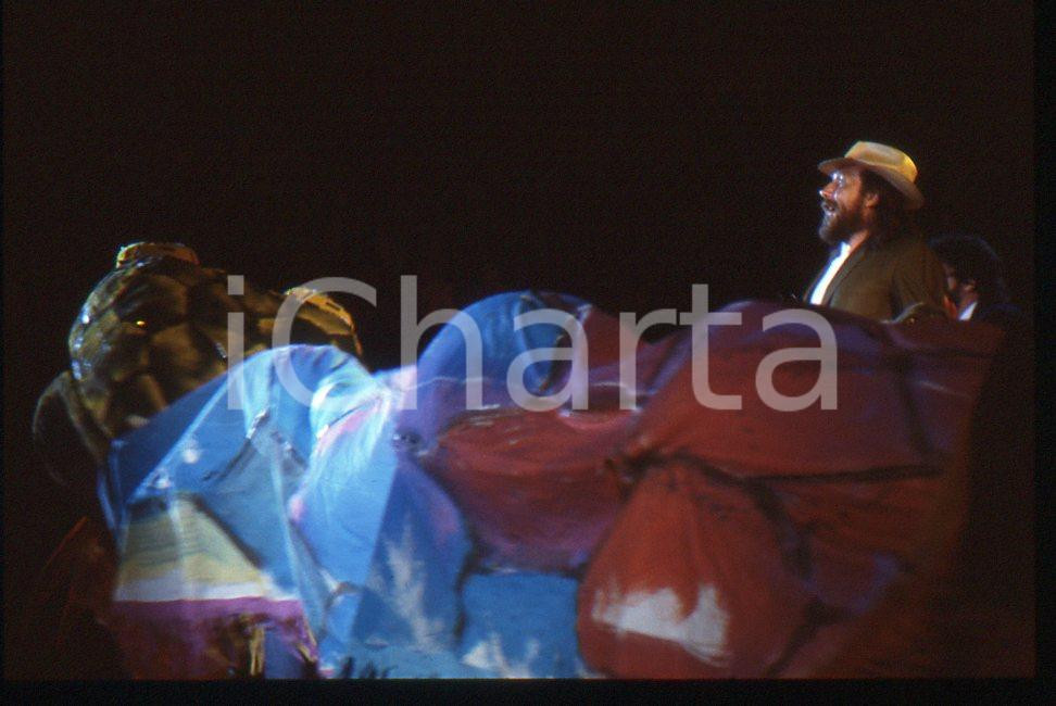 35mm vintage slide* 1997 Andrea MINGARDI 8    Diapositiva d'epoca, in formato 35 mm.  CONDIZIONI: GOOD E' severamente vietata la riproduzione. Tutti i diritti sono riservati.Nella diapositiva ICharta mette in vendita, sul negozio eBay e in esclusiva sul sito "icharta" il proprio archivio composto da numerose diapositive e negativi fotografici d'epoca, tutti originali e autentici, che attraversano la storia del costume italiano tra gli la fine degli anni Sessanta e Novanta.Si tratta di uno sguardo inedito sull'attualit&agrave;, la politica, la vita quotidiana, il gossip e la cultura, che fotografa il cambiamento della nazione in quest'ultimo scorcio del XX secolo. Un'occasione unica per il mercato del collezionismo, che vede finalmente disponibile un archivio eccezionale per vastit&agrave;, tematiche e condizioni, in un settore (il negativo fotografico e la diapositiva) di assoluta novit&agrave; e dalle interessanti prospettive di investimento.  CONDIZIONI:GOOD/buono originale e autentica 1