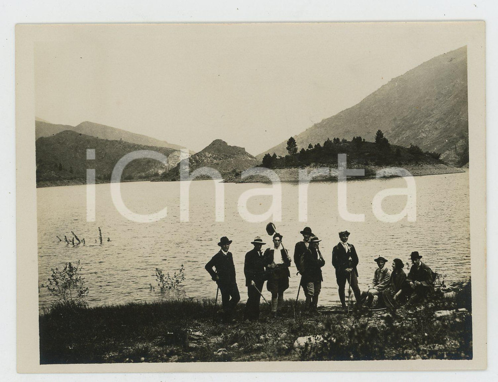 1920 ca LOMBARDIA Gruppo Escursionisti VOGHERA - Al lago di montagna *Foto (3) Fotografia d'epoca. FAIR/discreto Lievi smussature angolari e lieve abrasione al lato destro Formato: 12  x 9 cm originale e autentica 1