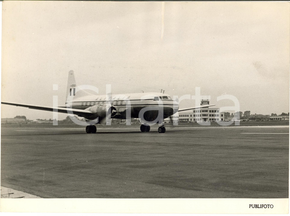 1953 Aeroporto TORINO CASELLE - Il nuovo SUPER CONVOIR in pista *Foto 24x18 cm  Fotografia d'epoca, con didascalia dattiloscritta coeva al verso.   CONDIZIONI: FAIR (ondulature al margine superiore e lieve macchia) FORMATO: 24x18 cm     originale e autentica 1