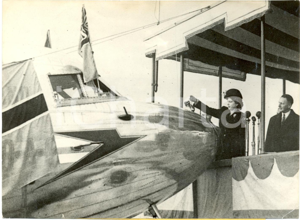 Fotografia d epoca originale 1947 PARIS Princess ELIZABETH christens ELIZABETH OF ENGLAND new plane Foto 1