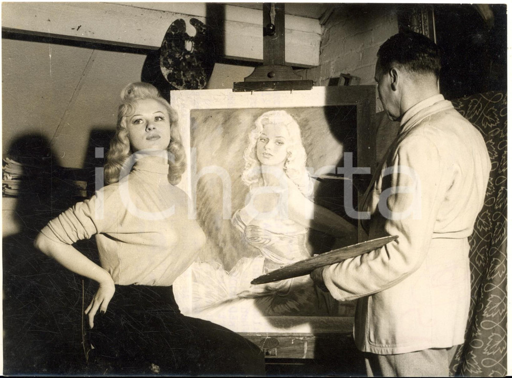 1956 BLACKPOOL HIPPODROME Fred WOOD painting a portrait of SABRINA - Photo