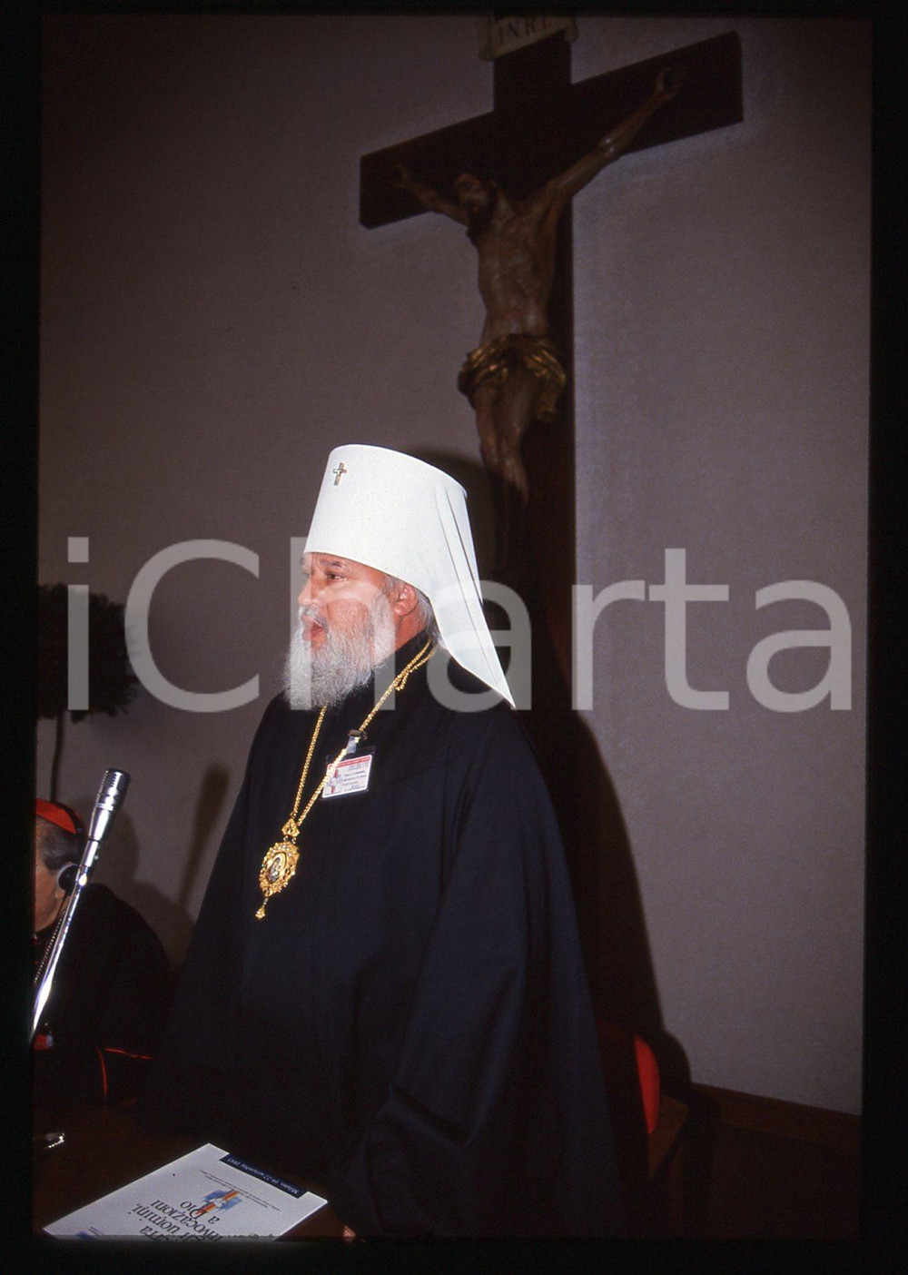 35mm vintage slide* 1993 MILANO Metropolita AGAFANGEL al Meeting per la Pace 10  Diapositiva d'epoca, in formato 35 mm. Nella diapositiva compare il metropolita di Odessa Aleksij Savvin Agafangel, ospite del VII Meeting Internazionale Interreligioso per la Pace dal titolo "Terra degli uomini, invocazioni a Dio", organizzato dalla Comunit&agrave; di Sant'Egidio e svoltosi tra il 19 e il 22 settembre 1993 a Milano.CONDIZIONI: GOOD  Tutti i diritti riservati.E' severamente vietata la riproduzione. ICharta mette in vendita, sul negozio eBay e in esclusiva sul sito "icharta" il proprio archivio composto da numerose diapositive e negativi fotografici d'epoca, tutti originali e autentici, che attraversano la storia del costume italiano tra gli la fine degli anni Sessanta e Novanta.Si tratta di uno sguardo inedito sull'attualit&agrave;, la politica, la vita quotidiana, il gossip e la cultura, che fotografa il cambiamento della nazione in quest'ultimo scorcio del XX secolo. Un'occasione unica per il mercato del collezionismo, che vede finalmente disponibile un archivio eccezionale per vastit&agrave;, tematiche e condizioni, in un settore (il negativo fotografico e la diapositiva) di assoluta novit&agrave; e dalle interessanti prospettive di investimento.  originale e autentica 1