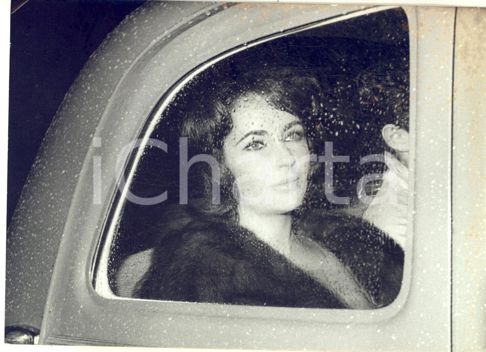 1960 PARIS ORLY Liz TAYLOR lascia l'aeroporto in auto sotto la pioggia *Foto