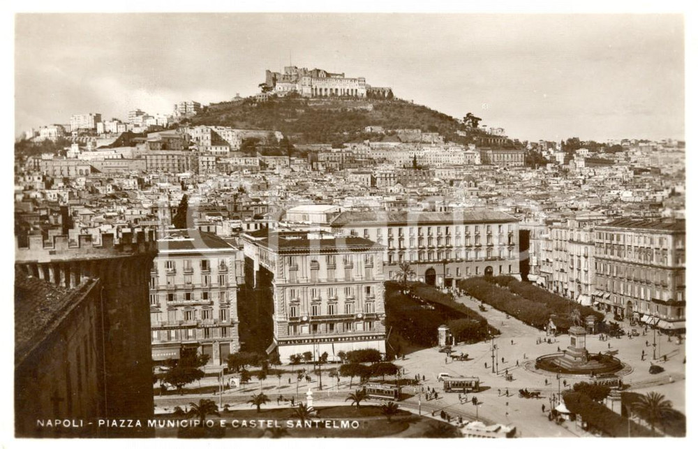 Cartolina originale da collezione 1940 circa NAPOLI Piazza Municipio e Castel SANT'ELMO *Cartolina ANIMATA FP NV 1
