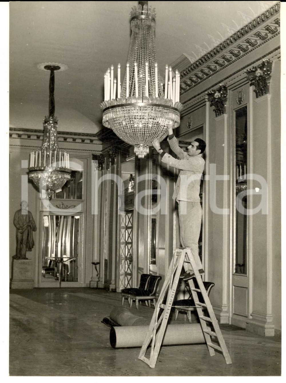 1957 MILANO TEATRO ALLA SCALA Preparativi per apertura stagione lirica *Foto Fotografia d'epoca con didascalia coeva al verso.  CONDIZIONI: G CONDIZIONI: 13x18 cm    originale e autentica 1