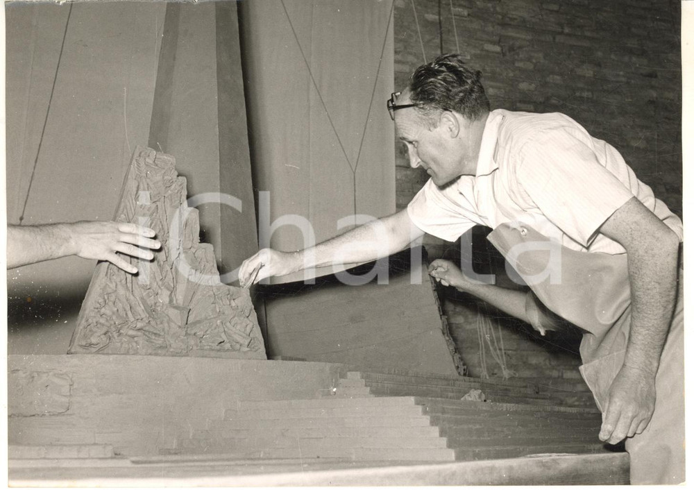 1955 ROMA Scultore Antonio BERTI con il bozzetto per il monumento a DE GASPERI Fotografia d'epoca, con didascalia coeva al verso.Si tratta dei lavori per il monumento a De Gasperi destinato alla citt&agrave; di Trento. CONDIZIONI: G (ma lieve sovraimpressione circolare)FORMATO: 18x13 cm     originale e autentica 1