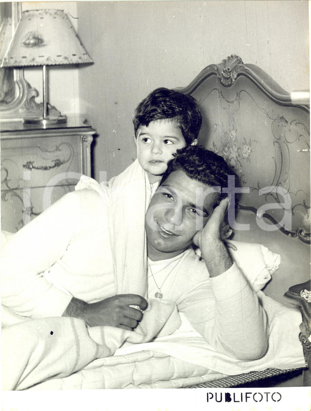 1955 ca BOXE ITALIA Il pugile Duilio LOI con il figlio bambino (1) - Foto 18x24 Fotografia d'epoca, con didascalia coeva al verso.  CONDIZIONI: FAIR (piegature marginali e lievi difetti di stampa) FORMATO: 18x24 cm    originale e autentica 1