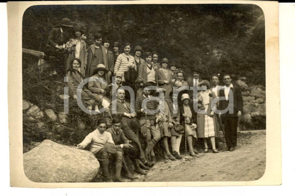 Fotografia d epoca originale 1930 ca AREA LOMBARDA Escursionisti con mazzi di fiori Foto 13x8 cm 1
