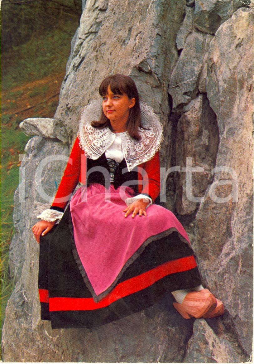 Cartolina originale da collezione 1977 COURMAYEUR (AO) Ragazza in abito tradizionale *COSTUMI VINTAGE 1