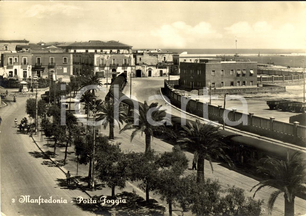 Cartolina originale da collezione 1954 MANFREDONIA FG Passaggio del treno a Porta FOGGIA 1