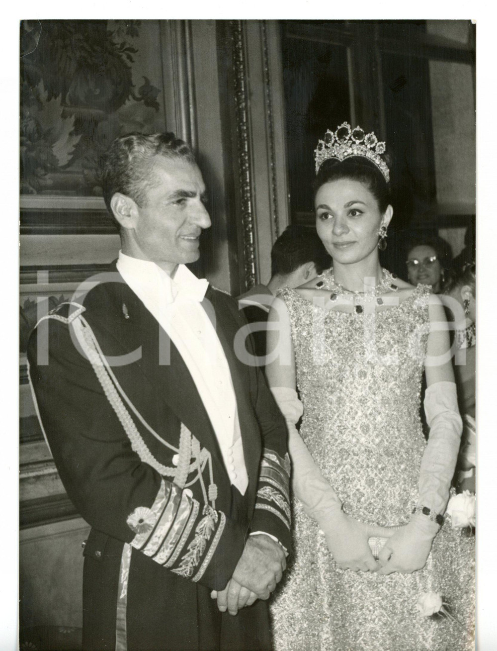 1961 PARIS Ministero della Marina - Mohammad Reza PAHLAVI con la regina FARAH  Fotografia d'epoca con didascalia coeva al verso.   CONDIZIONI: G FORMATO: 13x18 cm     originale e autentica 1