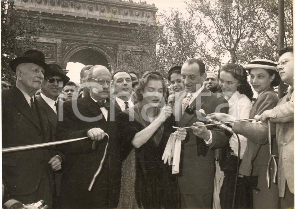 1953 PARIS Line RENAUD ouvre la Croisade de l'AmabilitÃ© *Photo 18x13 cm Fotografia d'epoca con didascalia coeva.  CONDIZIONI: G (ma lievi graffi)FORMATO: 18x13 cm      originale e autentica 1