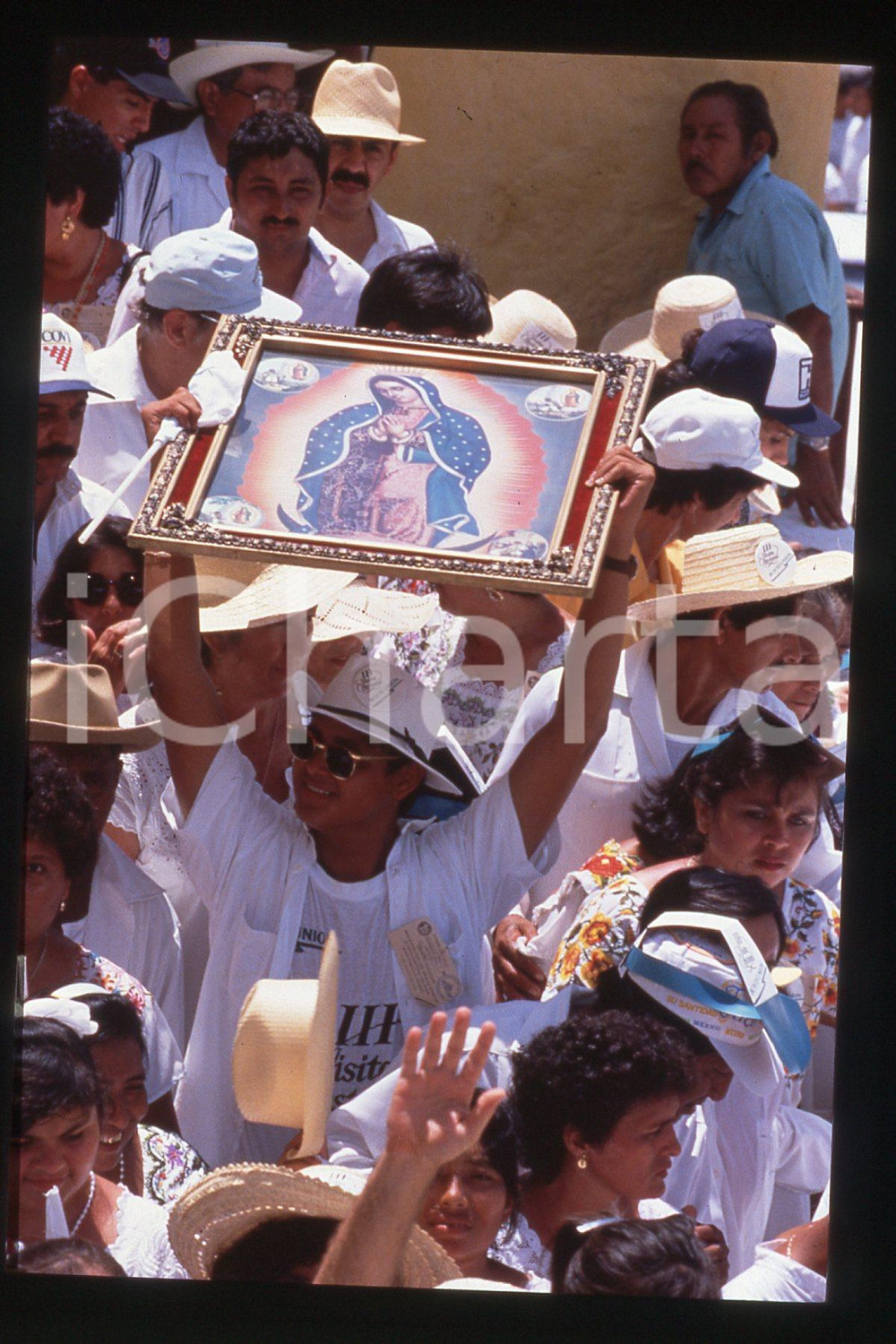 35mm vintage slide* 1993 MEXICO - YUCATAN People at visit of Giovanni Paolo II 3  Diapositiva d'epoca, in formato 35 mm.CONDIZIONI: GOODE' severamente vietata la riproduzione. Tutti i diritti sono riservati.Nella diapositiva ICharta mette in vendita, sul negozio eBay e in esclusiva sul sito "icharta" il proprio archivio composto da numerose diapositive e negativi fotografici d'epoca, tutti originali e autentici, che attraversano la storia del costume italiano tra gli la fine degli anni Sessanta e Novanta.Si tratta di uno sguardo inedito sull'attualit&agrave;, la politica, la vita quotidiana, il gossip e la cultura, che fotografa il cambiamento della nazione in quest'ultimo scorcio del XX secolo. Un'occasione unica per il mercato del collezionismo, che vede finalmente disponibile un archivio eccezionale per vastit&agrave;, tematiche e condizioni, in un settore (il negativo fotografico e la diapositiva) di assoluta novit&agrave; e dalle interessanti prospettive di investimento.  FAIR/discreto   originale e autentica 1