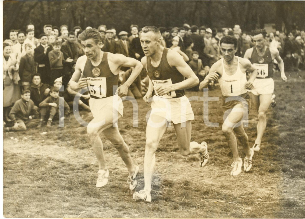 1960 FRANCE CROSS DE L'HUMANITE' Un passage des athlÃ¨tes - Photo 18x13 cm Fotografia d'epoca con didascalia coeva.  CONDIZIONI: G FORMATO: 18x13 cm    originale e autentica 1
