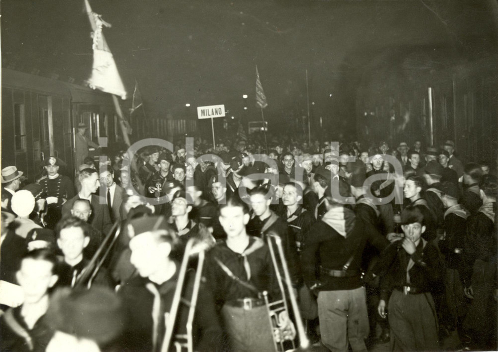 Fotografia d epoca originale 1932 MILANO Stazione Fascio giovanile accoglie squadra atletica vincitrice Foto 1