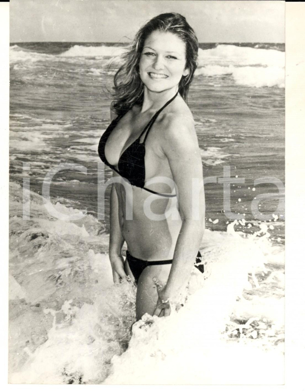 Fotografia d epoca originale Estate 1976 MIAMI Modella posa in bikini nero nell oceano Foto 13x18 cm 1