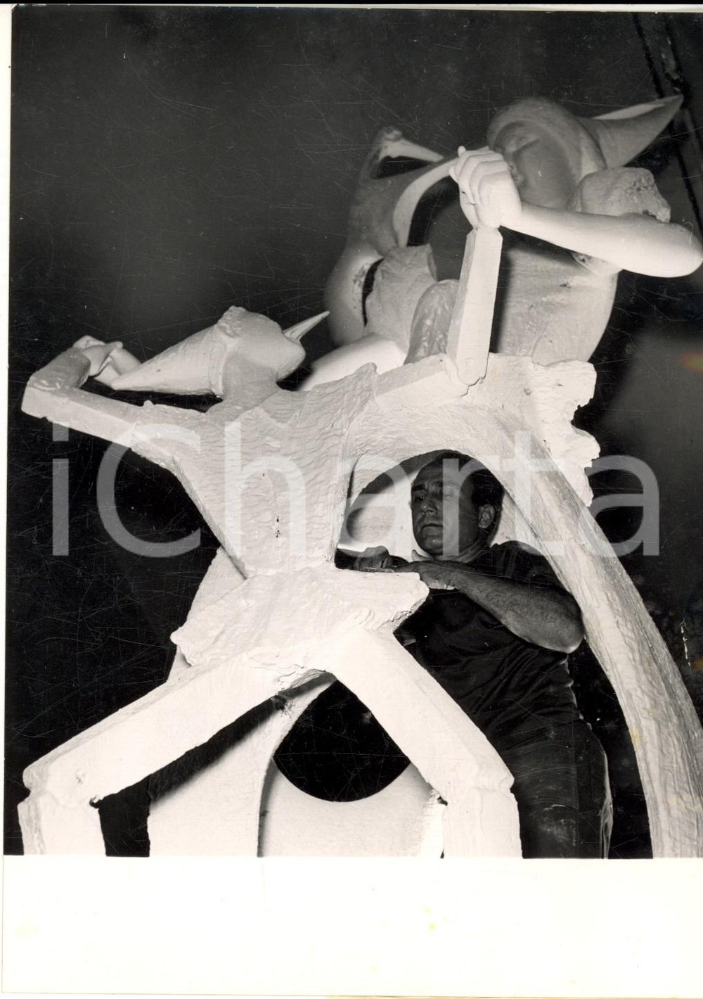 1955 ROMA Scultore Eugenio GRECO lavora al monumento a Pinocchio *Foto 13x18 cm Fotografia d'epoca, con didascalia coeva al verso.  CONDIZIONI: G  FORMATO: 13x18 cm    originale e autentica 1