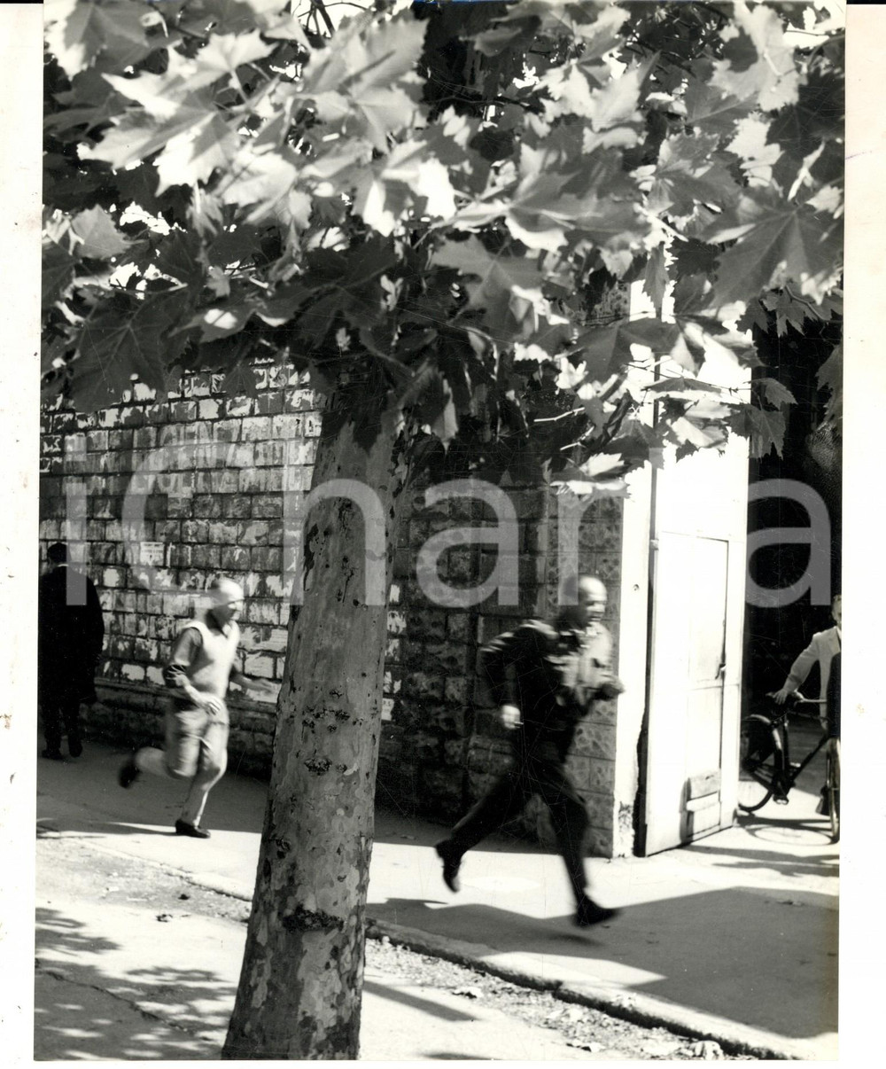 Fotografia d epoca originale 1965 ca MILANO LAMBRATE Corsa di due operai verso la fabbrica Foto ARTISTICA 1