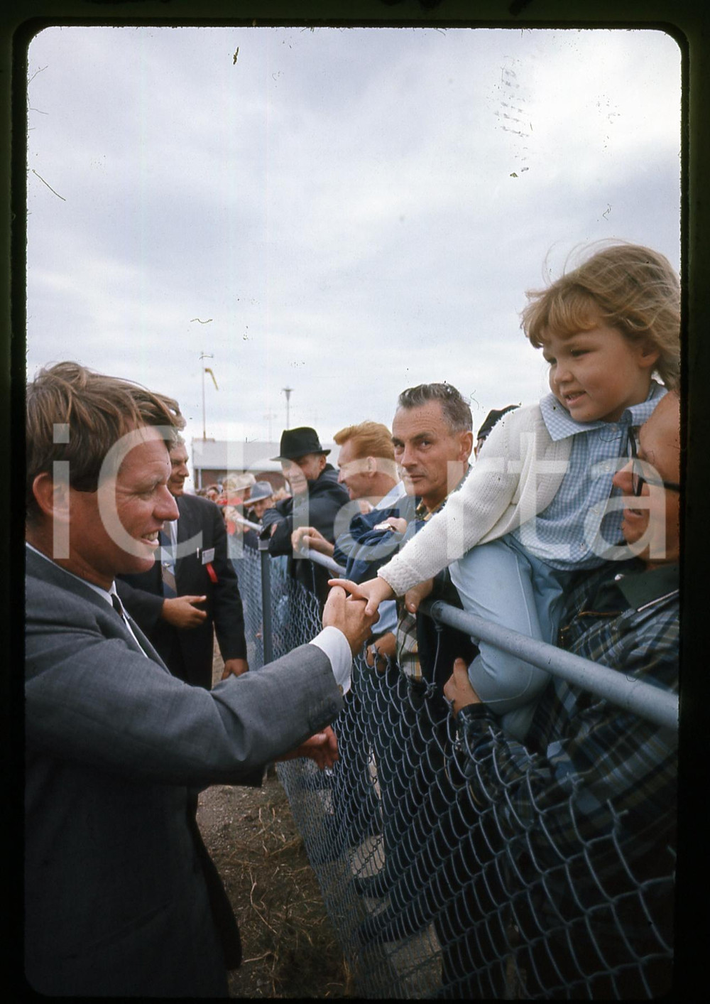 35mm vintage slide*1968 USA Robert F. KENNEDY Ritratto in campagna elettorale 23 Fotografia realizzata durante le elezioni primarie del Partito DemocraticoDiapositiva d'epoca, in formato 35 mm.   CONDIZIONI: GOODE' severamente vietata la riproduzione. Tutti i diritti sono riservati. ICharta mette in vendita, sul negozio eBay e in esclusiva sul sito "icharta" il proprio archivio composto da numerose diapositive e negativi fotografici d'epoca, tutti originali e autentici, che attraversano la storia del costume italiano tra gli la fine degli anni Sessanta e Novanta.Si tratta di uno sguardo inedito sull'attualit&agrave;, la politica, la vita quotidiana, il gossip e la cultura, che fotografa il cambiamento della nazione in quest'ultimo scorcio del XX secolo. Un'occasione unica per il mercato del collezionismo, che vede finalmente disponibile un archivio eccezionale per vastit&agrave;, tematiche e condizioni, in un settore (il negativo fotografico e la diapositiva) di assoluta novit&agrave; e dalle interessanti prospettive di investimento.  originale e autentica 1